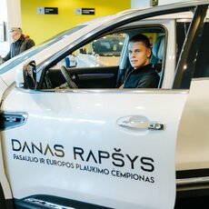 D.Rapšiui įteikti prabangaus automobilio rakteliai | Organizatorių nuotr. 7
