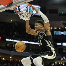 7. Giannis Antetokounmpo – 31,1 tšk., 11,8 atk. kam., 5,7 rez. perd., 29 PER.  Vidutinė metinė alga: 45,64 mln.  Tikroji vertė: 99,44. | Scanpix nuotr. 24