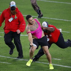 „Super Bowl“ rungtynėse į aikštę išbėgo iššaukiančiai apsirengęs vyriškis | Scanpix nuotr. 3