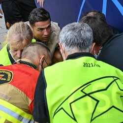 Po C.Ronaldo smūgio – sukniubusi apsaugos darbuotoja | Scanpix nuotr. 5