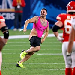 „Super Bowl“ rungtynėse į aikštę išbėgo iššaukiančiai apsirengęs vyriškis | Scanpix nuotr. 1