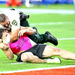 „Super Bowl“ rungtynėse į aikštę išbėgo iššaukiančiai apsirengęs vyriškis | Scanpix nuotr. 6