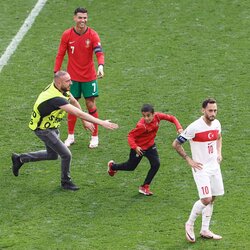 Įsiveržimai į aikštę per Portugalijos rinktinės rungtynes | Scanpix nuotr. 5