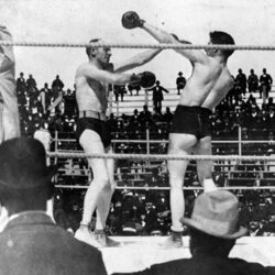 Pirmas žmogus istorijoje, tapęs 3 skirtingų svorio kategorijų pasaulio čempionu. Pateko į Gineso pasaulio rekordų knygą kaip lengviausias sunkiasvorių čempionas per istoriją. Sunkiasvorių diržą jis laimėjo sverdamas vos 74,84 kg. | „Scanpix“ ir instagram.com nuotr. 4