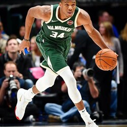 Kitą vasarą „Bucks“ galės pasiūlyti graikui 5 metų ir 248 mln. JAV dolerių kontraktą. Tai būtų brangiausia sutartis NBA istorijoje. Graikas bendradarbiauja su „Nike“, kuri birželį pristatė pirmuosius vardinius jo batelius – „Zoom Freak 1“. | Instagram.com nuotr 4