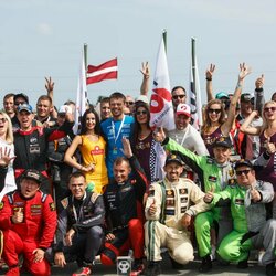 Šventinė „Aurum 1006 km lenktynių“ dalyvių rikiuotė prieš startą | Eriko Ovčarenko / BNS foto nuotr. 2