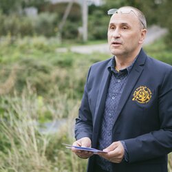 Eidris Karevičius, slalomo komiteto pirmininkas ir varžybų organizatorius teikia apdovanojimus | Organizatorių nuotr. 4