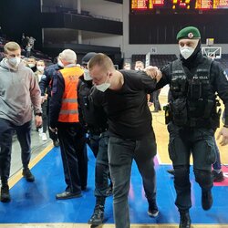 „Žalgirio“ sirgalių ir teisėsaugos konfliktas | Eriko Ovčarenko / BNS foto nuotr. 3