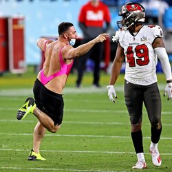 „Super Bowl“ rungtynėse į aikštę išbėgo iššaukiančiai apsirengęs vyriškis | Scanpix nuotr. 5