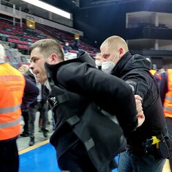 „Žalgirio“ sirgalių ir teisėsaugos konfliktas | Eriko Ovčarenko / BNS foto nuotr. 5