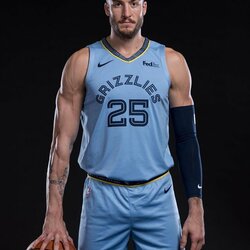 25-28. Milesas Plumlee. Ūgis: 211 cm. Šuolis: 103 cm. | Instagram.com nuotr 5