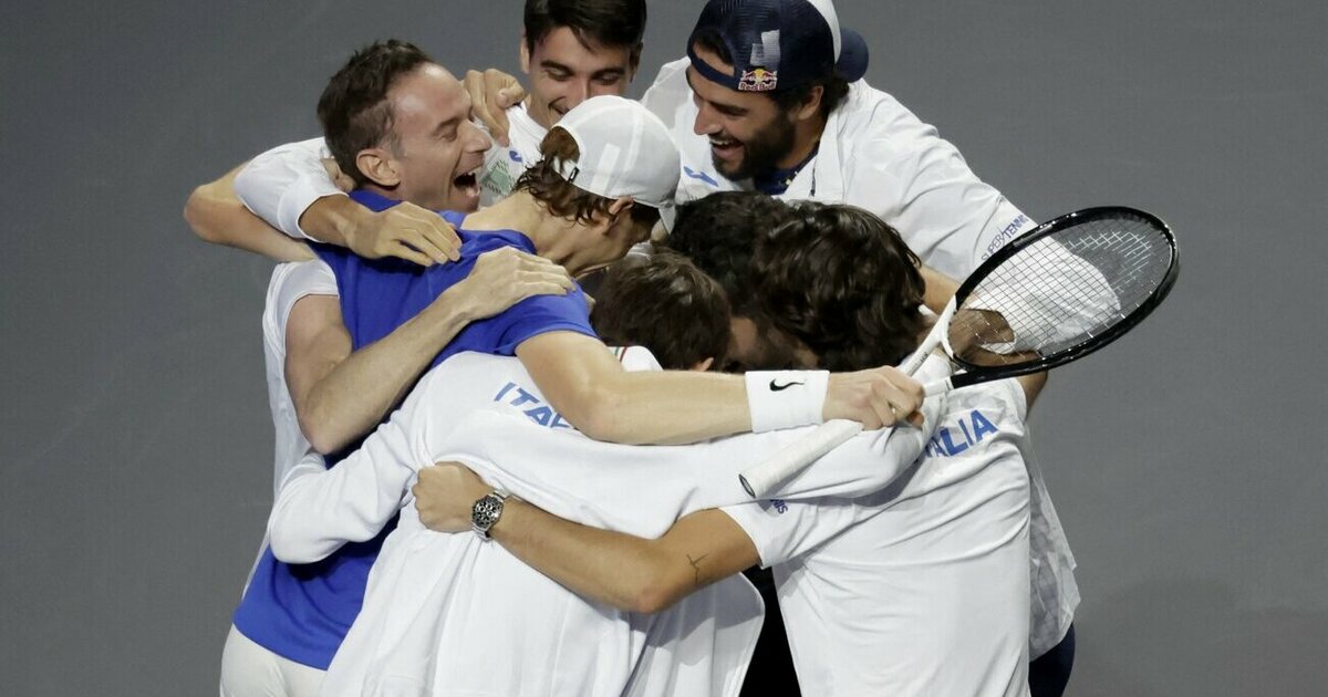 La squadra italiana di tennis guidata da Sinner ha vinto la Coppa Davis dopo una pausa di 47 anni