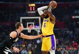 L.Jamesas dėl traumos nebaigė rungtynių, o „Lakers“ pralaimėjo Los Andželo derbį