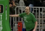 Pamatykite: „Celtics“ sirgaliai MVP skanduotę skyrė kamuolį ištraukusiam arenos darbuotojui