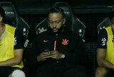 Futbolininkas įsiutino sirgalius: rungtynių metu naršė telefone – paaiškinimas pribloškė