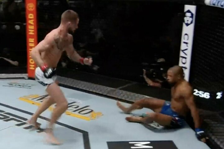 Fantastiškas sugrįžimas UFC turnyre: praktiškai į nokautą pasiųstas kovotojas kitame raunde pats nokautavo varžovą