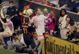 Profesionalus laiko „degintojas“: JAV futbolininkas į tribūnas išmetė net atsarginį kamuolį