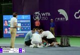 WTA 250 turnyre Kinijoje sukniubusiai C.Tauson prireikė vežimėlio
