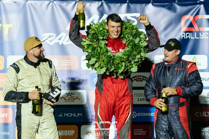 Kvapą gniaužiantis ralio kroso sezono finalas Rygoje: čempionų gretose – ir lietuviai