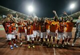 Beprotybė: Turkijos Supertaurės finalas baigėsi pirmą minutę pelnius įvartį ir „Fenerbahče“ palikus aikštelę, „Galatasaray“ po trofėjaus įteikimo sužaidė tarpusavyje