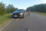 Automobiliu nuo kelio stumtas dviratininkas: pavojingą incidentą užfiksavo vaizdo registratorius 
