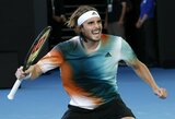 „Australian Open“: S.Tsitsipas nesuprato, kad laimėjo mačą, D.Medvedevas susitaikė su sirgaliais