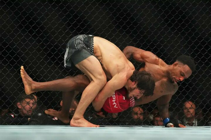 UFC turnyre Londone Evlojevui įveikti Murphy nesutrukdė ir atimtas taškas, raginama duoti šansą kovoti dėl titulo