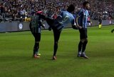 Pritrūko dėmesio: švęsdamas komandos įvartį M.Balotelli spyrė komandos draugui į galvą