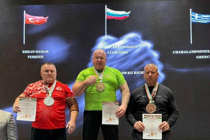 Auksas, sidabras ir bronza – įspūdingas lietuvių startas pasaulio rankų lenkimo čempionate