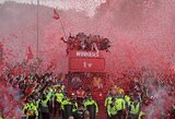 Pralaimėjimas Čempionų lygos finale šventės nesugadino: „Liverpool“ atvirame autobuse džiaugiasi dviem titulais