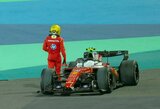 „Mercedes“ pilotai sužibėjo bandymuose Bahreine, Hamiltonas sustojo trasoje
