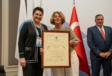 LTOK prezidentė D.Gudzinevičiūtė Stambule apdovanojo ilgametę Europos žolės riedulio vadovę