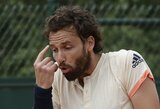 „Patys mus verčiate žaisti š******* vietoje“: E.Gulbis permetė raketę per visą aikštę, o vėliau nusitaikė į kitame korte buvusį skėtį