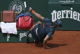 „Roland Garros“: svarbiu momentu smūgį tarp kojų pasirinkęs Bublikas sensacingai nugalėjo 9-ąją pasaulio raketę