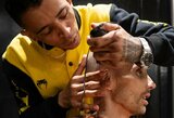 Prieš UFC turnyrą pagrindinės kovos dalyvis išpildė vėžiu sergančio gerbėjo prašymą: nuskuto plikai ir padovanojo akinius