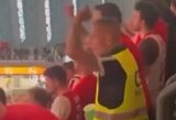 Prie „Olympiacos“ skanduotės prisijungė apsaugos darbuotojas ar tik juo apsirengęs sirgalius?