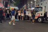 „Knicks“ sirgalių šiukšlių maišais apmėtytas „Pacers“ fanas sulaukė Haliburtono kvietimo