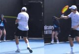 Išsigandusi mergaitė „Australian Open“ turnyre net susigūžė: fanai reikalauja nubausti rusą