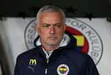 Chaosas Turkijoje: varžovų treneriui už nosies sugriebęs Jose Mourinho buvo nubaustas raudona kortele 
