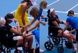 „Australian Open“: kanadietė kortą paliko vežimėlyje, beprotiško dėmesio sulaukusi Eala krito jau pirmajame rate