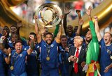 Nejauki akimirka: „Chelsea“ žaidėjai FIFA pasaulio klubų taurės trofėjų kėlė kartu su Donaldu Trumpu, klubas pasidalintoje nuotraukoje pašalino JAV prezidentą
