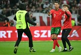 C.Ronaldo sustabdė apsaugą ir į aikštę įbėgusiam jaunuoliui leido pasidaryti asmenukę