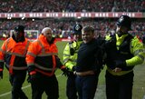 „Leicester City“ fano nervai neatlaikė: įbėgo į aikštę ir trenkė „Nottingham Forest“ žaidėjams