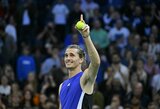 A.Zverevas pavijo A.Roddicką, S.Tsitsipas po 6 metų pertraukos liko už „ATP Finals“ borto