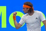 Tsitsipas Dohoje patiesė Medvedevą, Alcarazas išsigelbėjo antrajame sete