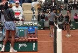 „Roland Garros“: teniso žvaigždė pamiršo atsinešti raketes, Kalinina padavė ranką buvusiai Rusijos atstovei