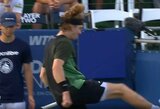 Vašingtone nesivaldęs Rubliovas krito prieš 19-metį varžovą, su Agassi padirbėjęs Rune vėl patyrė traumą