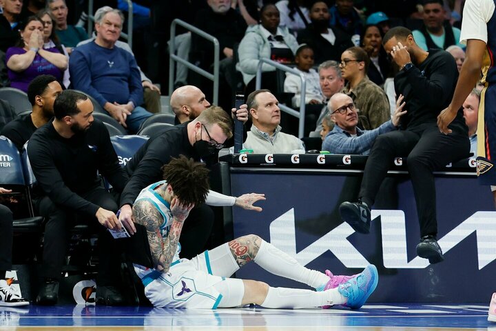 Su LaMelo susidūręs „Hornets“ strategas: „Kvailas... treneris“