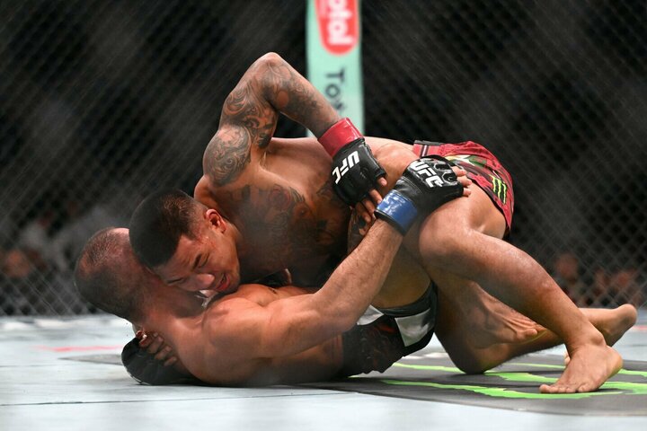Joshua Vanas apgynė UFC čempiono diržą revanšinėje dvikovoje prieš Alexandre'ą Pantoją