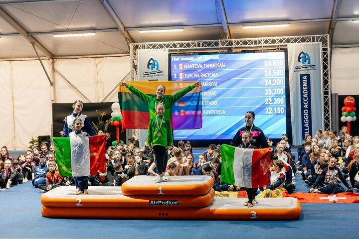 Visagino akrobatės švytėjo Italijoje: Lietuvai – medaliai tarptautinėse varžybose